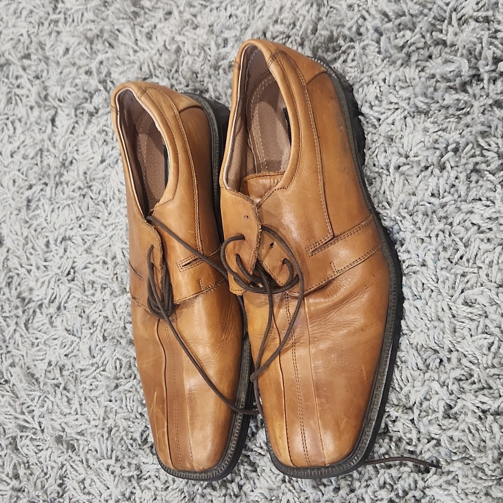 Venturing‎ dress shoes